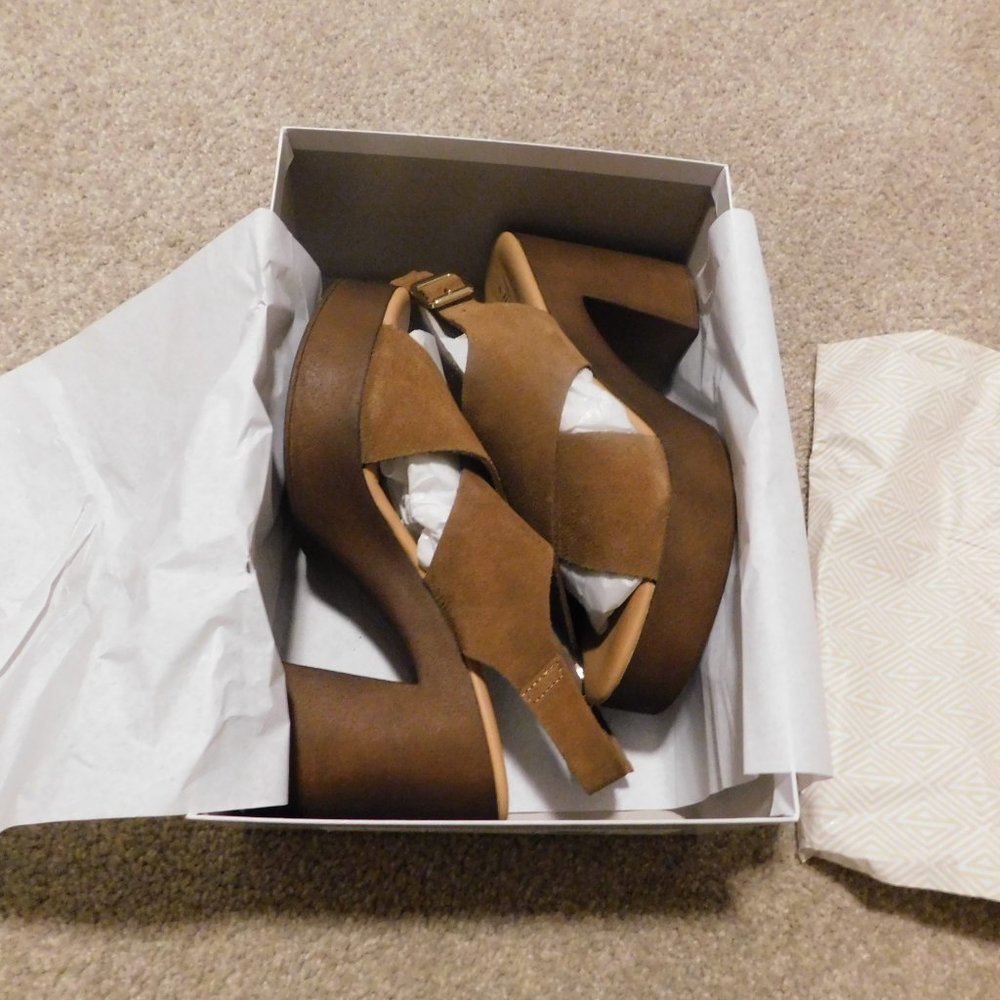 new- never worn Donald Pliner Saddle Yazmin